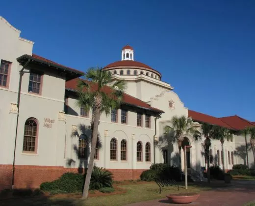 瓦尔多斯塔州立大学